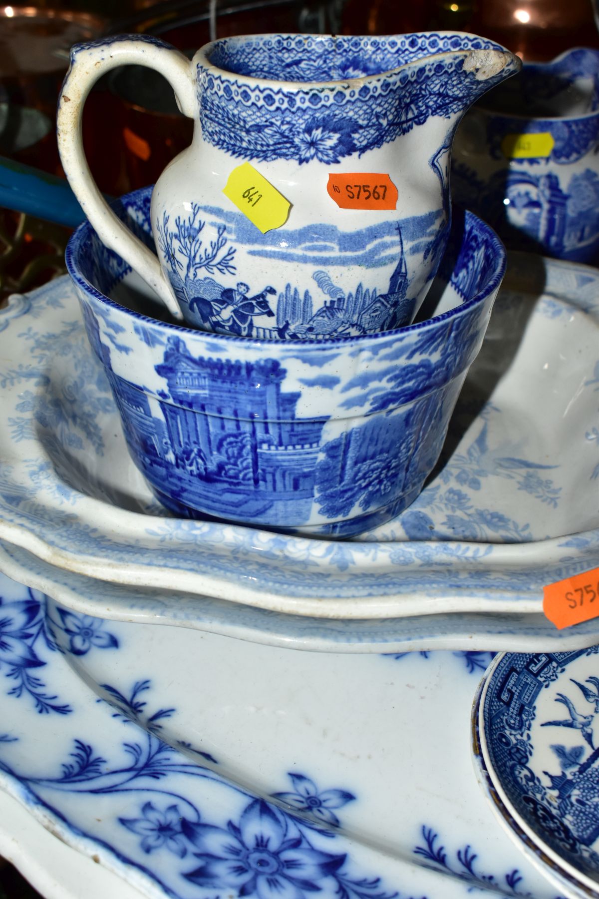 A GROUP OF 19TH AND 20TH CENTURY BLUE AND WHITE TRANSFER PRINTED POTTERY, to include an unmarked - Image 15 of 17