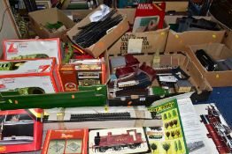 A QUANTITY OF BOXED AND UNBOXED 00 GAUGE MODEL RAILWAY LINSIDE BUILDINGS, TRACK. ACCESSORIES AND