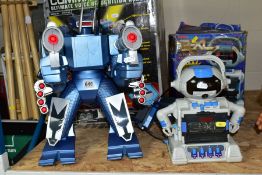 AN MGA ENTERTAINMENT COMMANDOBOT VOICE RECOGNITION ROBOT with headset and box, untested but looks to