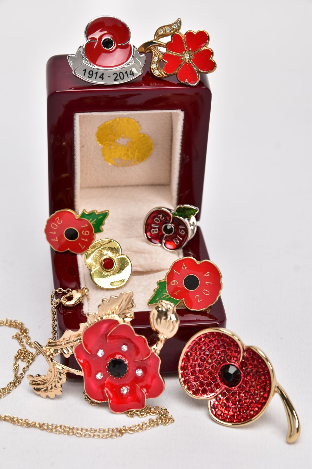 A COLLECTION OF ROYAL BRITISH LEGION AND OTHER COMMEMORATIVE POPPY PINS, to include a Royal