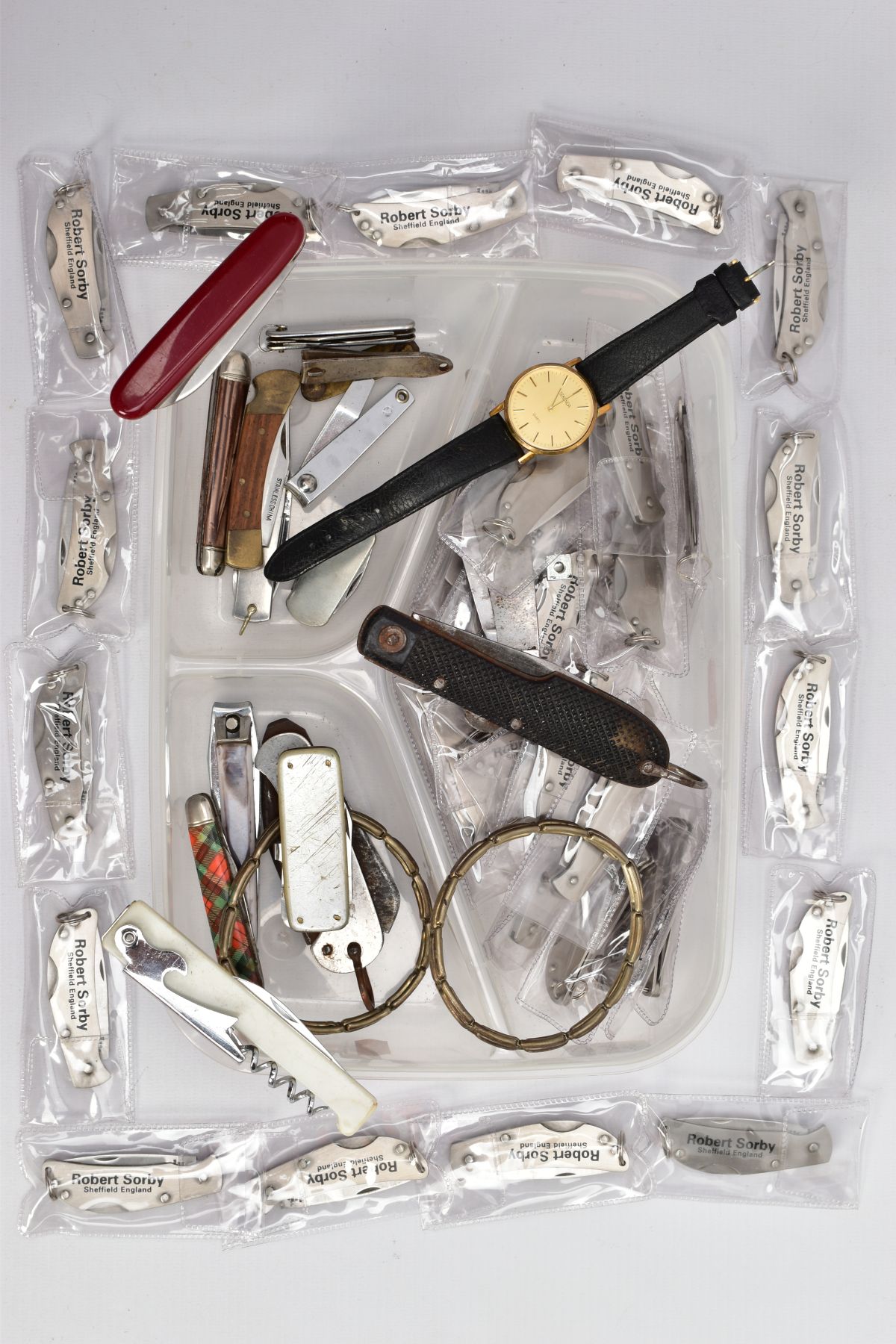 A BOX OF ASSORTED POCJKET AND FRUIT KNIVES, TWO WHITE METAL SHIRT SLEEVE BANDS AND A GENT'S