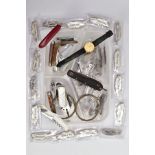 A BOX OF ASSORTED POCJKET AND FRUIT KNIVES, TWO WHITE METAL SHIRT SLEEVE BANDS AND A GENT'S