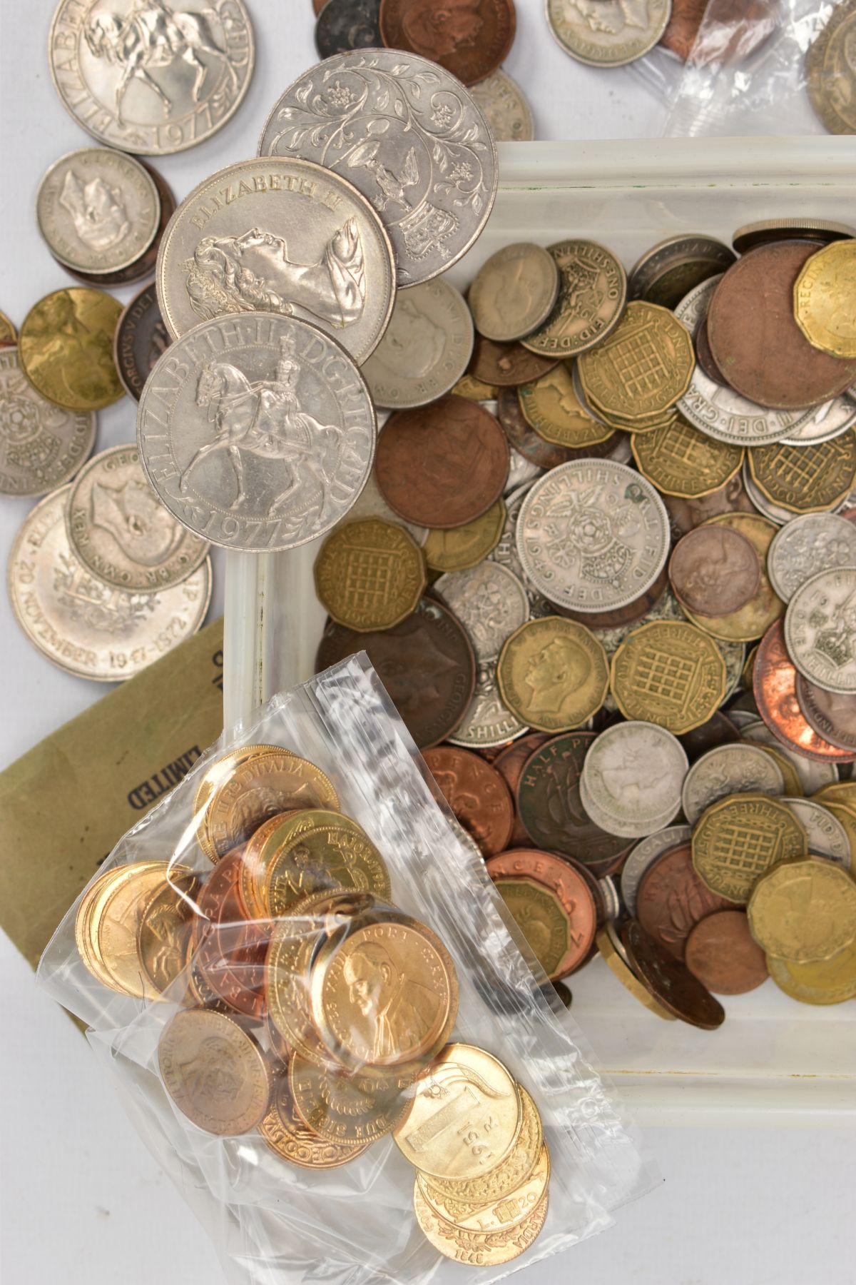 A PLASTIC TUB OF WORLD COINS to include some silver, a packet of coins of Italy with repro's etc - Image 2 of 3