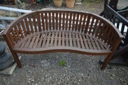 A ROBERT DYAS STAINED TEAK BANANA BENCH, length 150cm and a wooden ladder (2)
