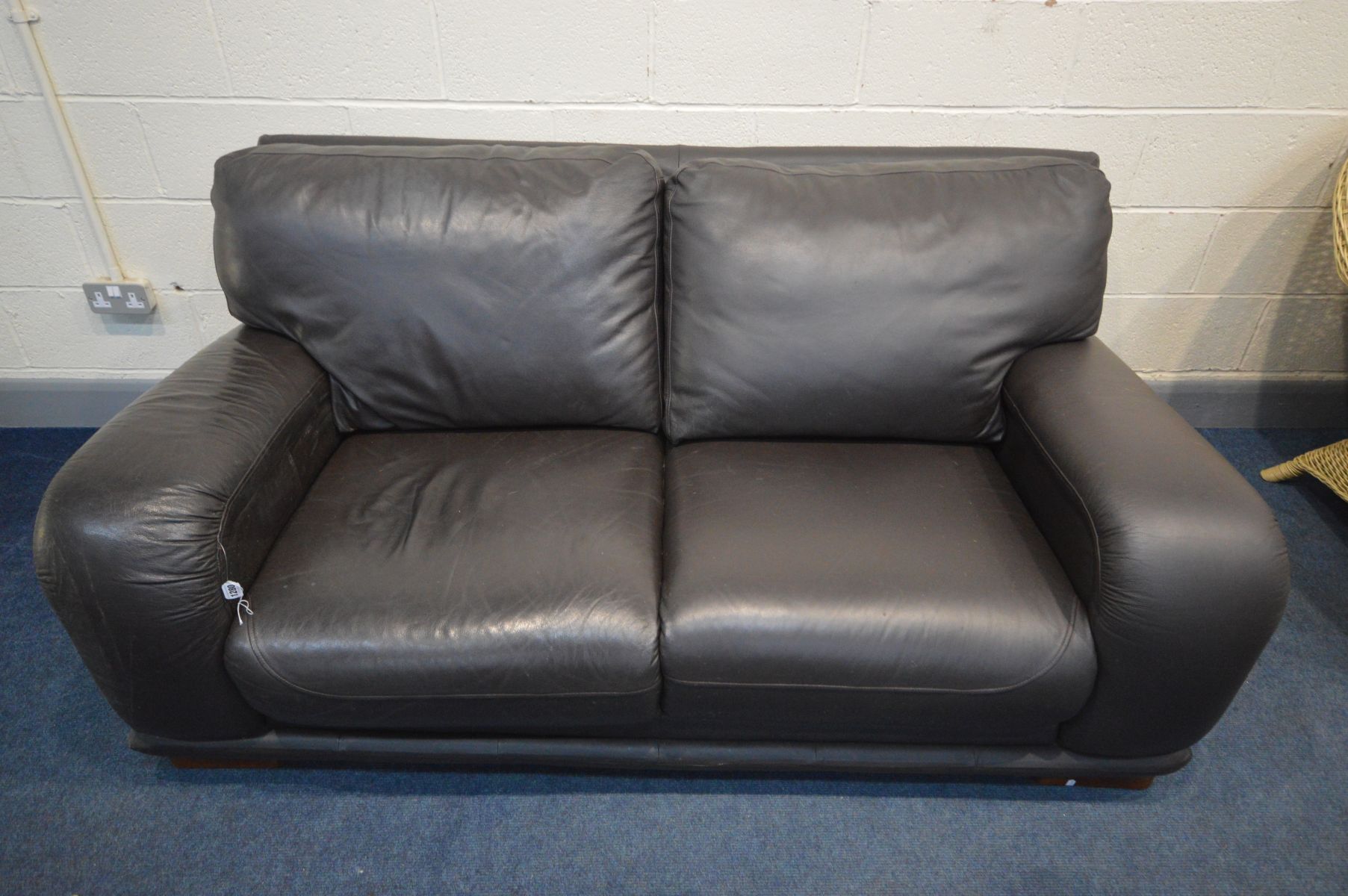 A DARK BROWN LEATHER SETTEE, inner width 128cm