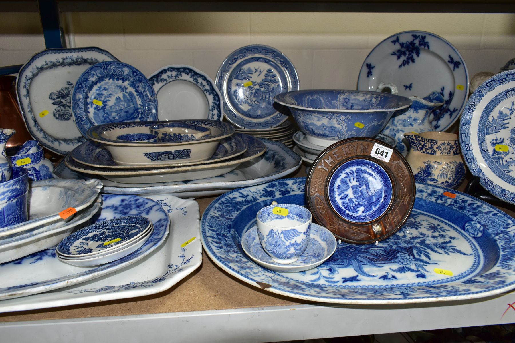 A GROUP OF 19TH AND 20TH CENTURY BLUE AND WHITE TRANSFER PRINTED POTTERY, to include an unmarked