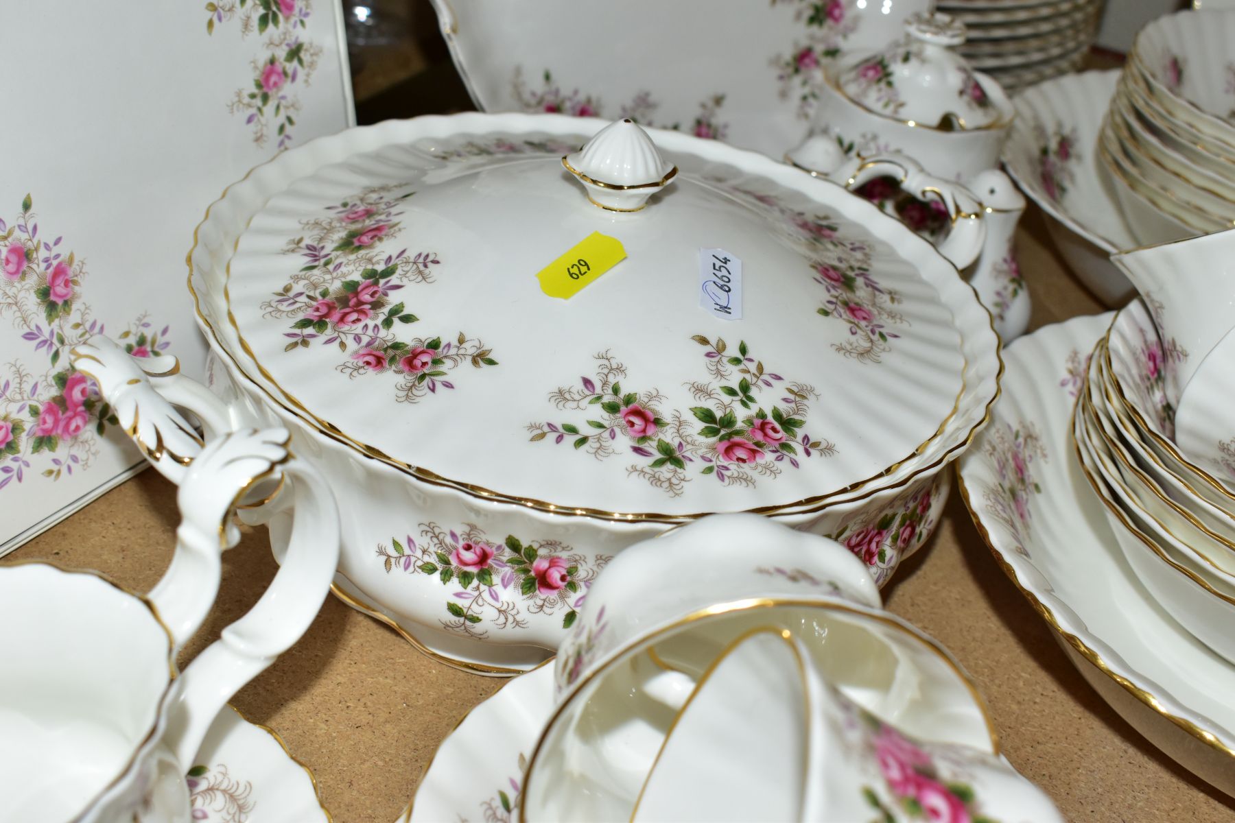 ROYAL ALBERT 'LAVENDER ROSE' PATTERN DINNER, TEA AND COFFEE SERVICE, oval platter (seconds), twin - Image 14 of 14