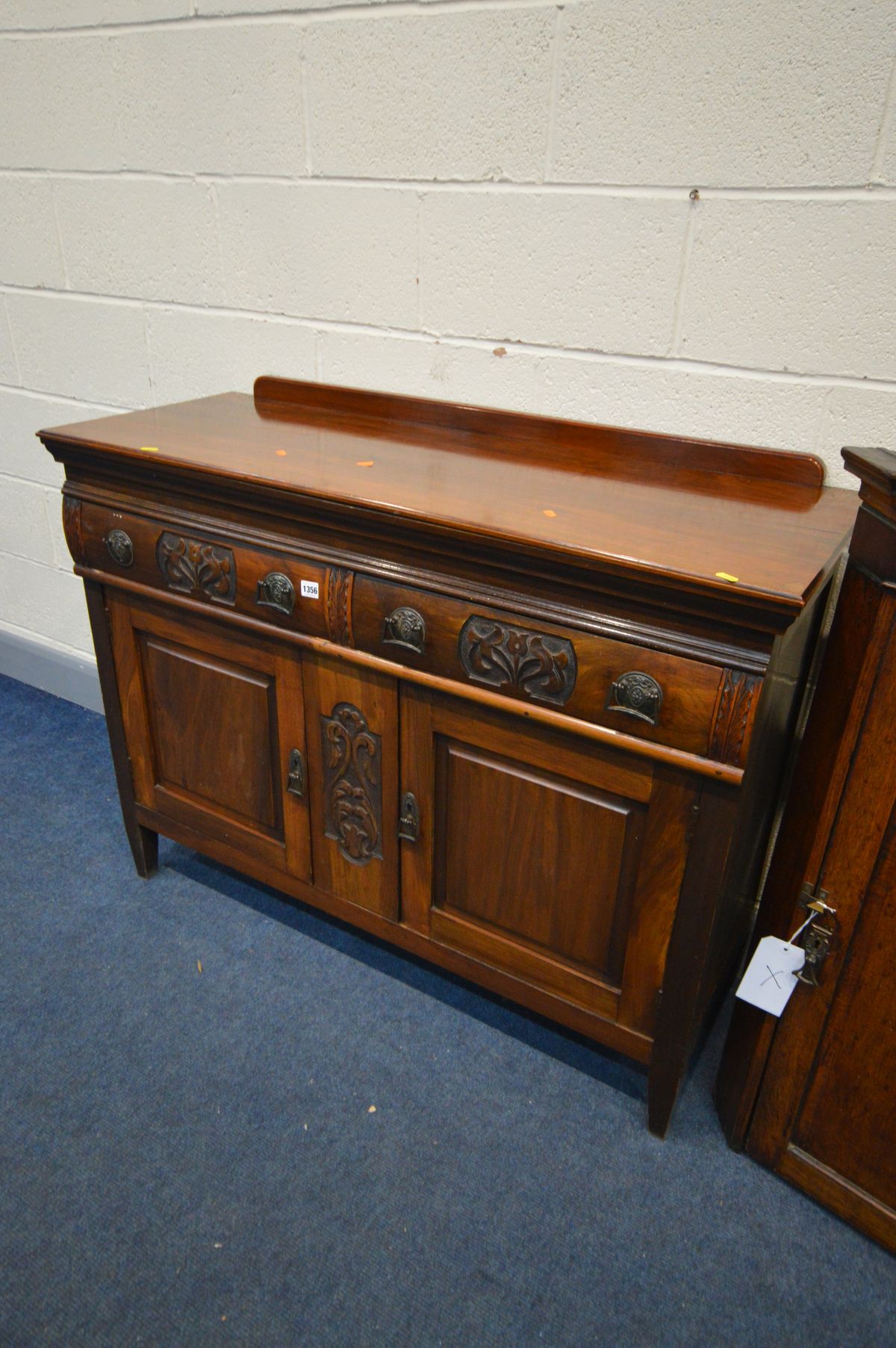 A GEORGIAN OAK SINGLE DOOR HANGING CORNER CUPBOARD, width 75cm x depth 44cm x height 105cm (crack to - Image 3 of 3