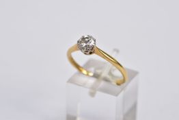 A YELLOW METAL SINGLE STONE DIAMOND RING, designed with a claw set round brilliant cut diamond,