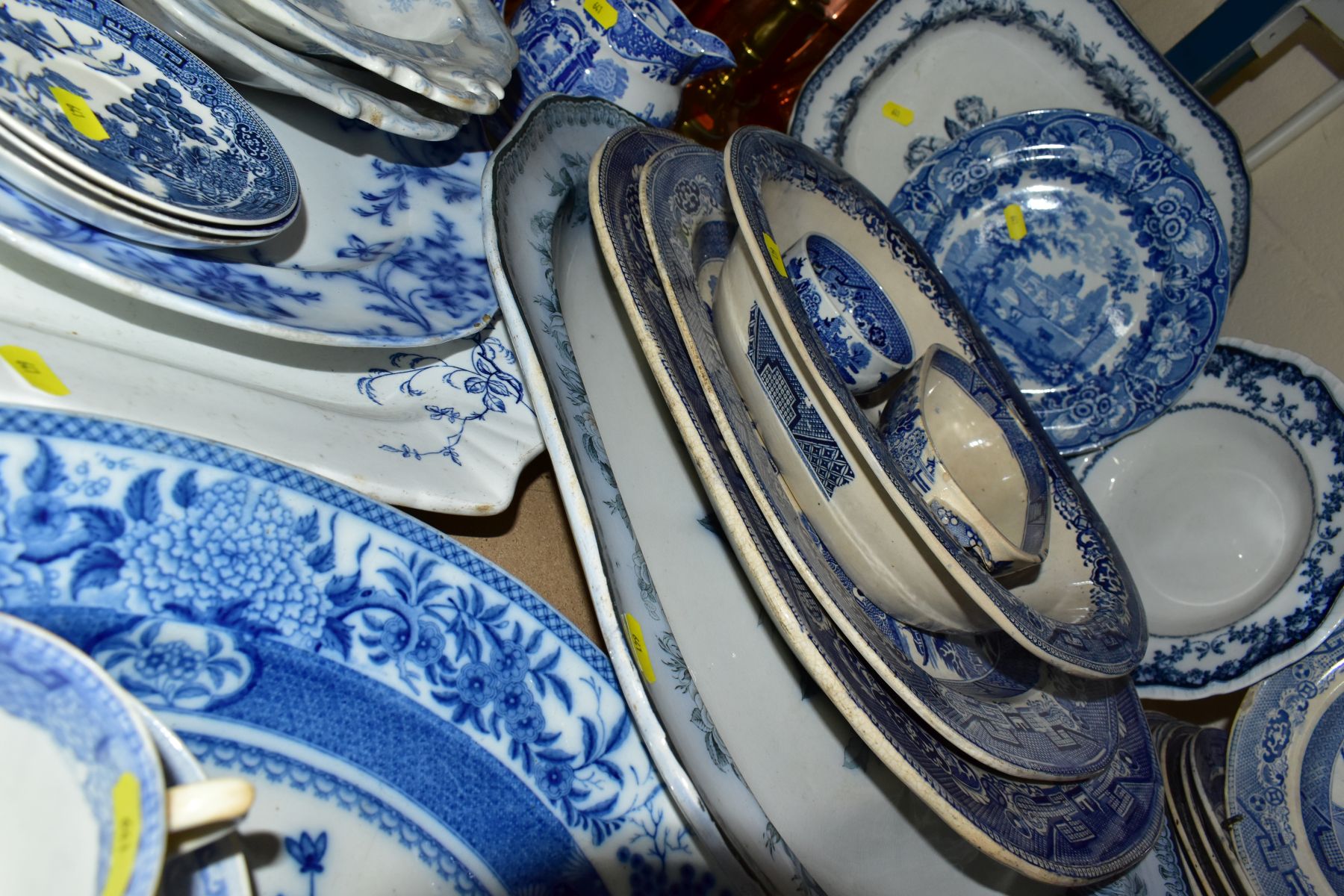 A GROUP OF 19TH AND 20TH CENTURY BLUE AND WHITE TRANSFER PRINTED POTTERY, to include an unmarked - Image 14 of 17