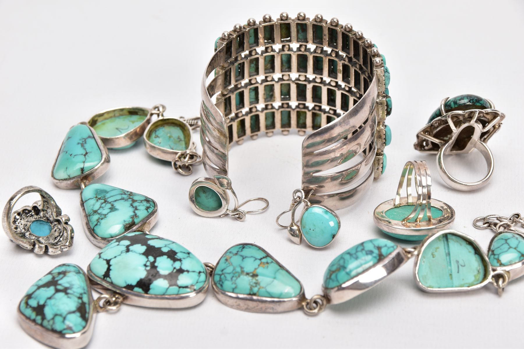 A SELECTION OF WHITE METAL NAVAJO STYLE JEWELLERY, to include a white metal necklace fitted with ten - Image 5 of 6