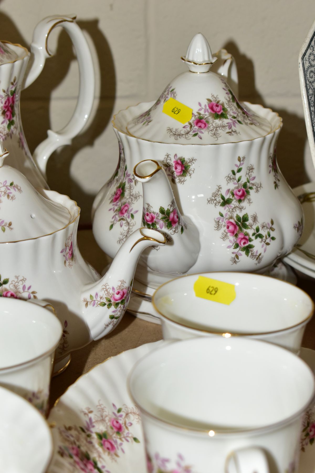 ROYAL ALBERT 'LAVENDER ROSE' PATTERN DINNER, TEA AND COFFEE SERVICE, oval platter (seconds), twin - Image 10 of 14