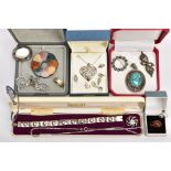 A TRAY OF ASSORTED SILVER AND WHITE METAL JEWELLERY, to include a silver and mother of pearl
