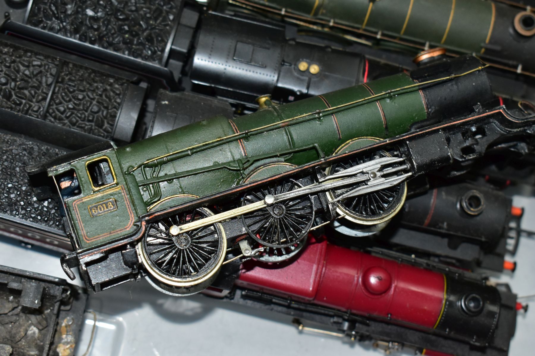 A QUANTITY OF UNBOXED AND ASSORTED 00 GAUGE LOCOMOTIVES, Tri-ang, Hornby, Bachmann, Airfix, Mainline - Image 8 of 9