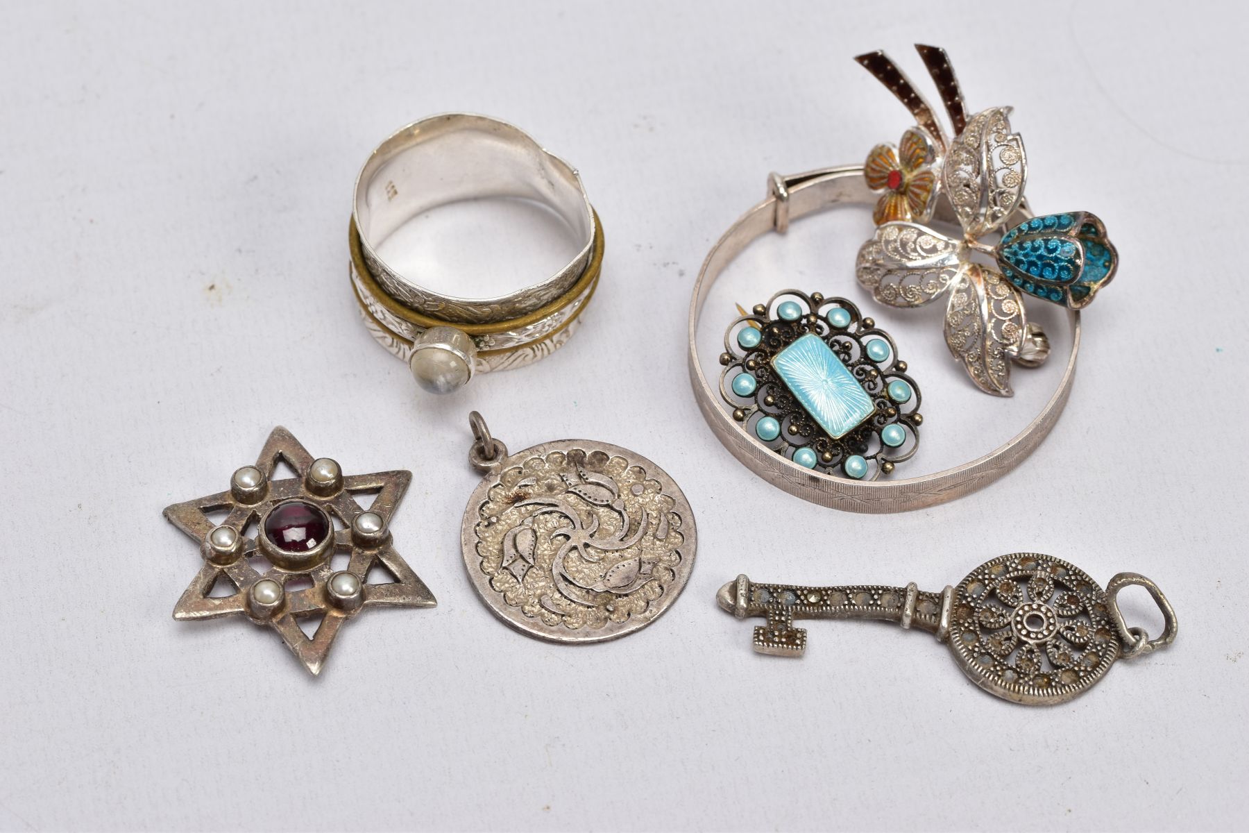 A SELECTION OF WHITE METAL JEWELLERY, to include a silver child's bangle in the form of a textured