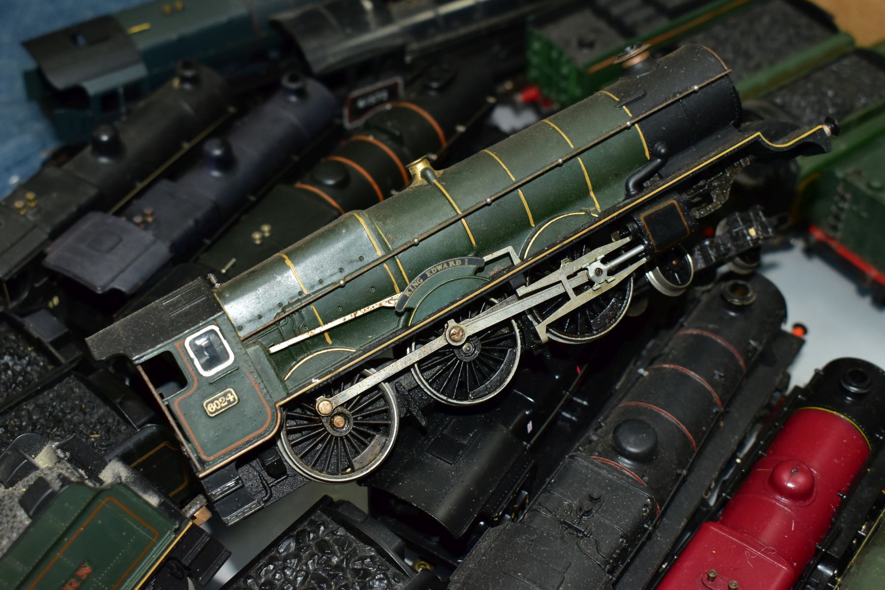 A QUANTITY OF UNBOXED AND ASSORTED 00 GAUGE LOCOMOTIVES, Tri-ang, Hornby, Bachmann, Airfix, Mainline - Image 5 of 9