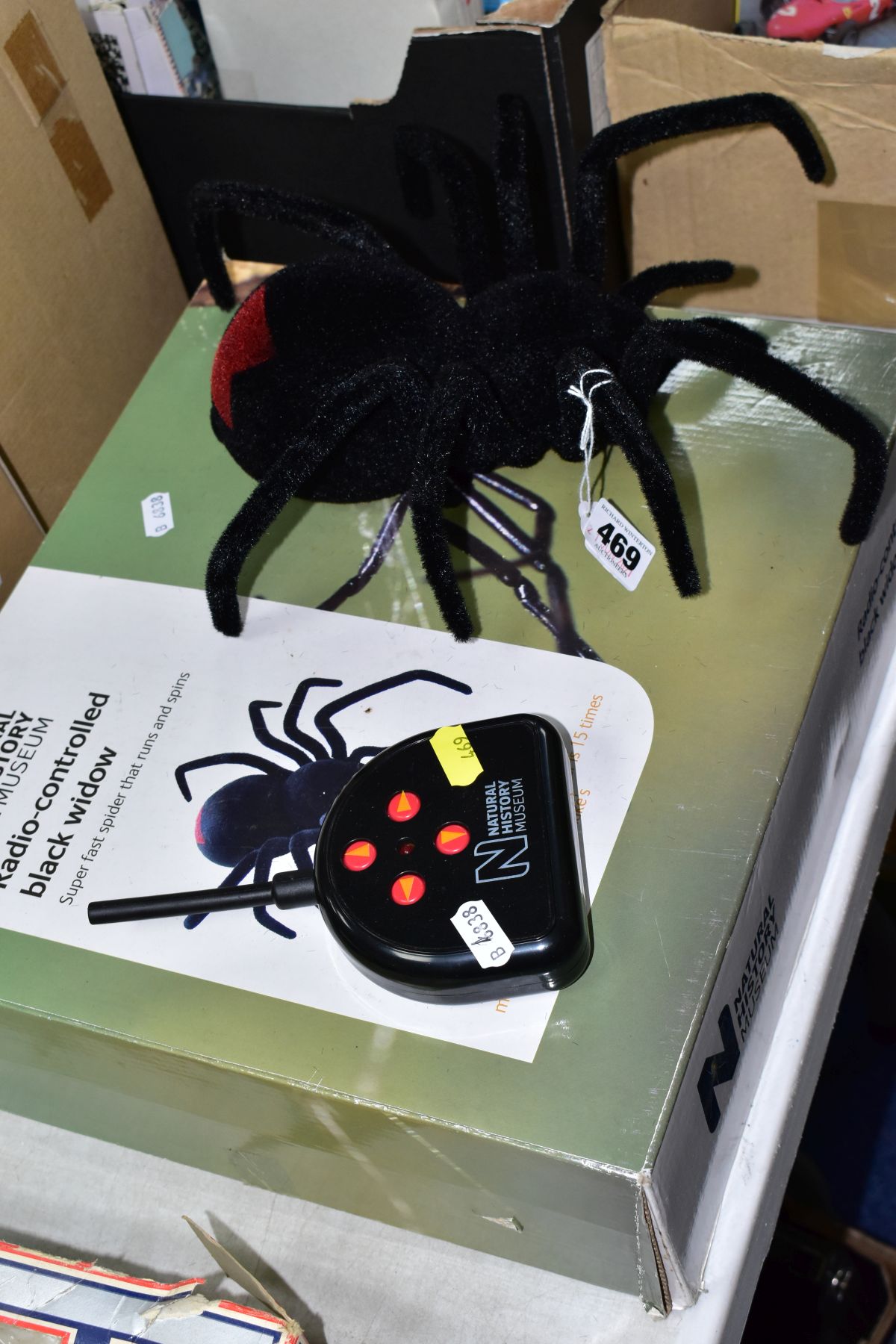 A BOXED NATURAL HISTORY MUSEUM RADIO CONTROLLED BLACK WIDOW SPIDER, not tested but appears - Image 2 of 5
