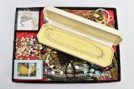 A TRAY OF MOSTLY COSTUME JEWELLERY, to include a yellow metal openwork heart pendant set with a