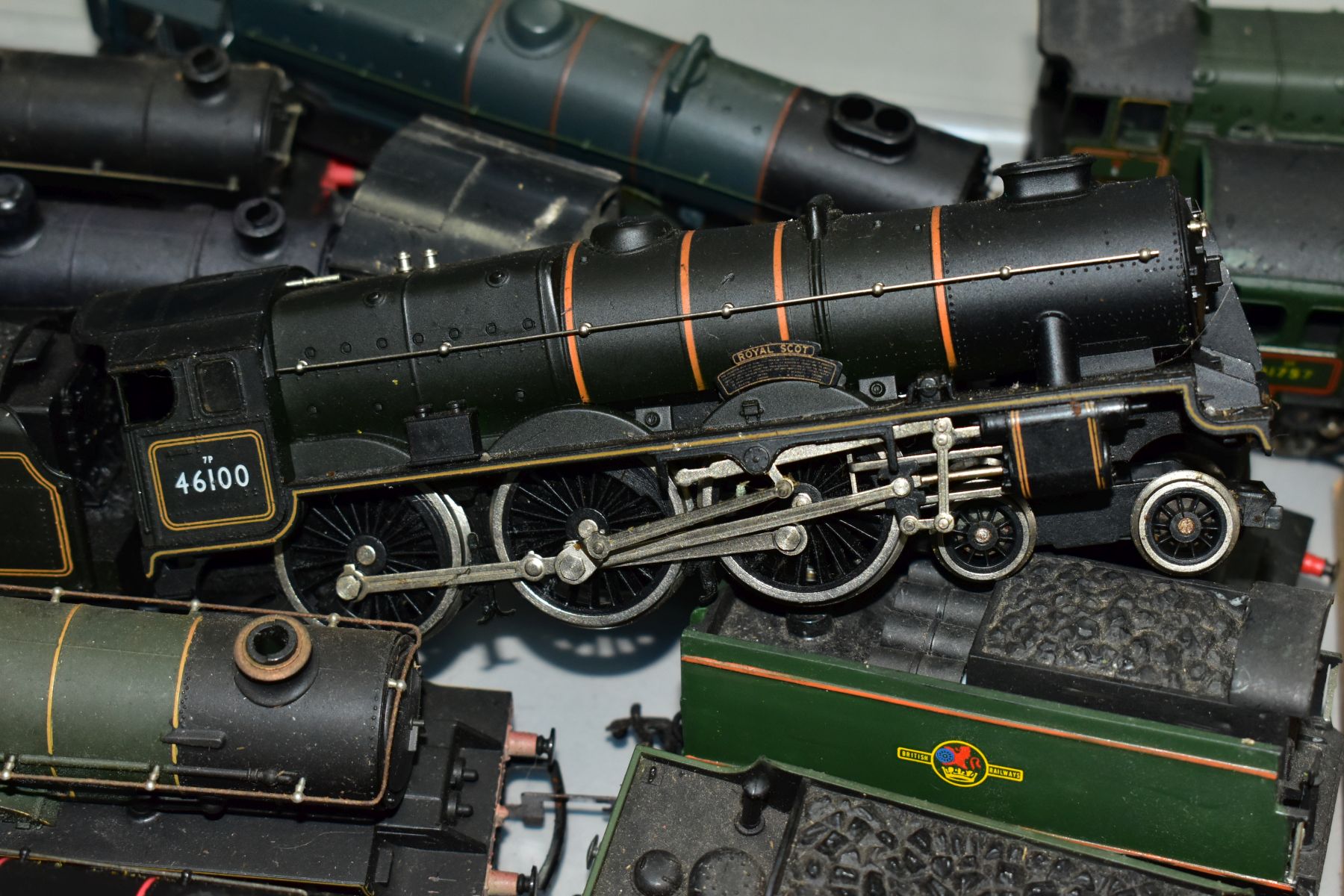 A QUANTITY OF UNBOXED AND ASSORTED 00 GAUGE LOCOMOTIVES, Tri-ang, Hornby, Bachmann, Airfix, Mainline - Image 9 of 9