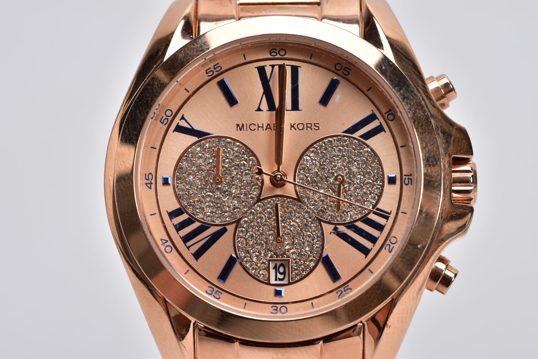 A LADIES ROSE GOLD TONE 'MICHAEL KORS' CHRONOGRAPH WRISTWATCH, round rose gold dial signed ' - Image 2 of 3