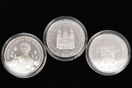 A PARCEL OF SILVER PROOF COINS to include a 1995 five pounds Guernsey Queen Mum, a Cayman 1994 Queen