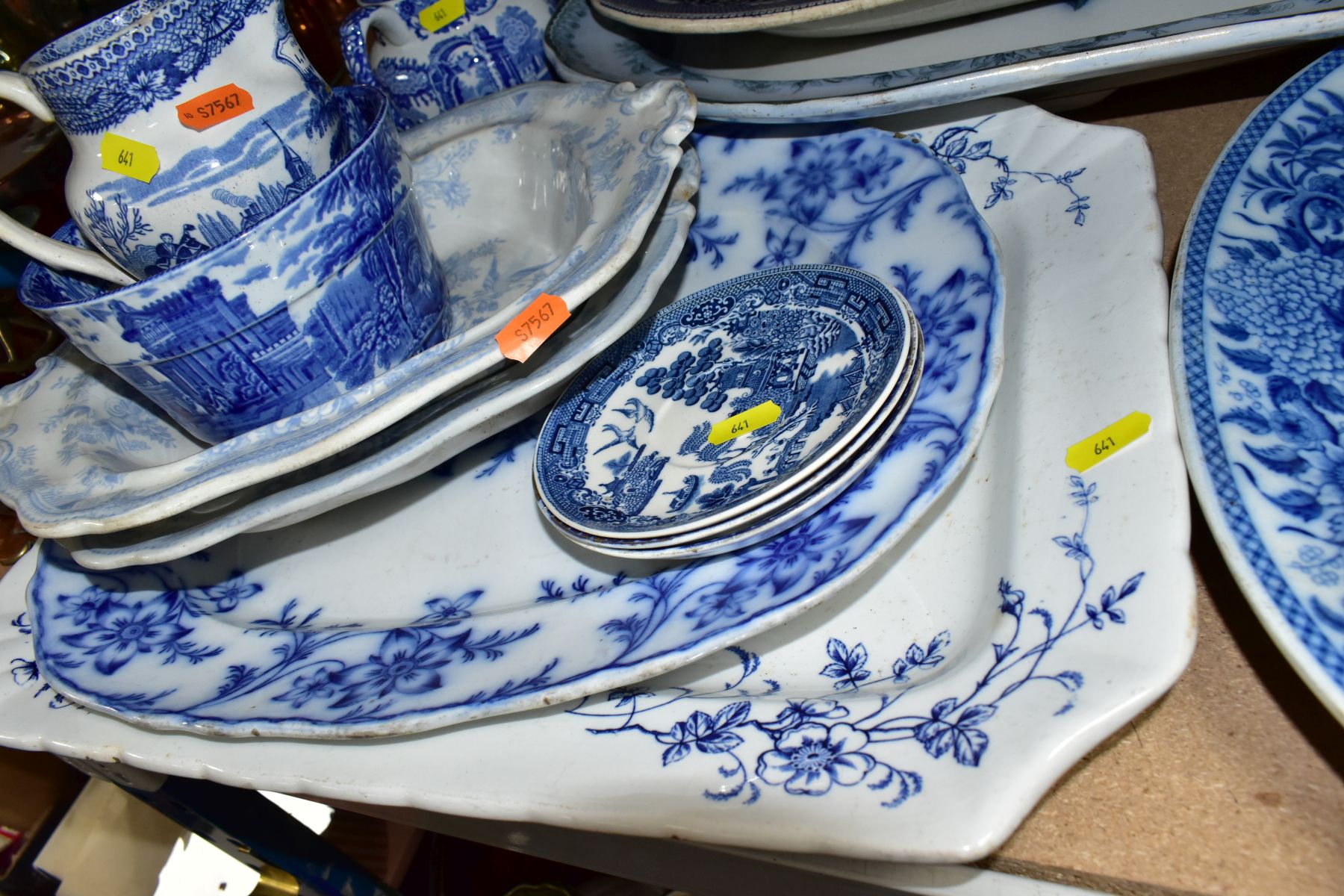 A GROUP OF 19TH AND 20TH CENTURY BLUE AND WHITE TRANSFER PRINTED POTTERY, to include an unmarked - Image 8 of 17