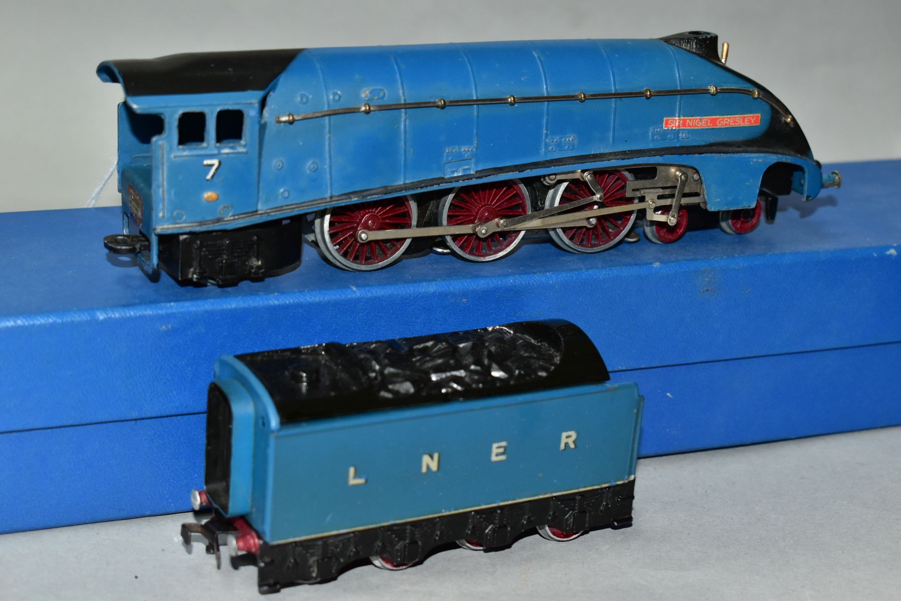 A HORNBY DUBLO A4 CLASS LOCOMOTIVE, 'Sir Nigel Gresley', No 7, L.N.E.R blue livery (EDL1), - Image 3 of 3