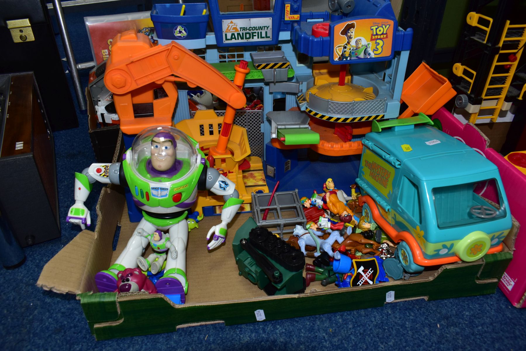 A QUANTITY OF FISHER PRICE IMAGINEXT AND OTHER TOYS, etc, including HEXBUG track and bugs, Imaginext