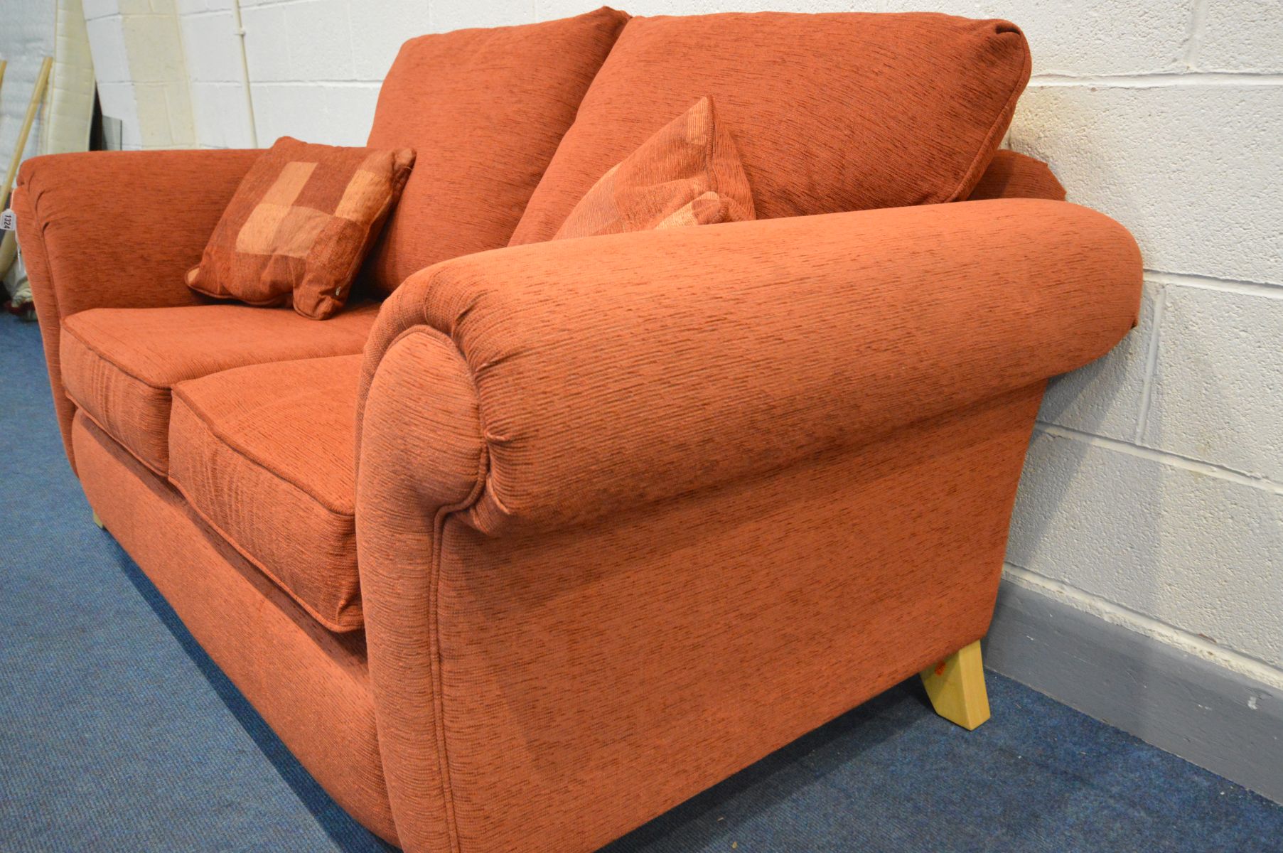 A BURNT ORANGE SETTEE, inner width 120cm, on splayed feet - Image 3 of 3