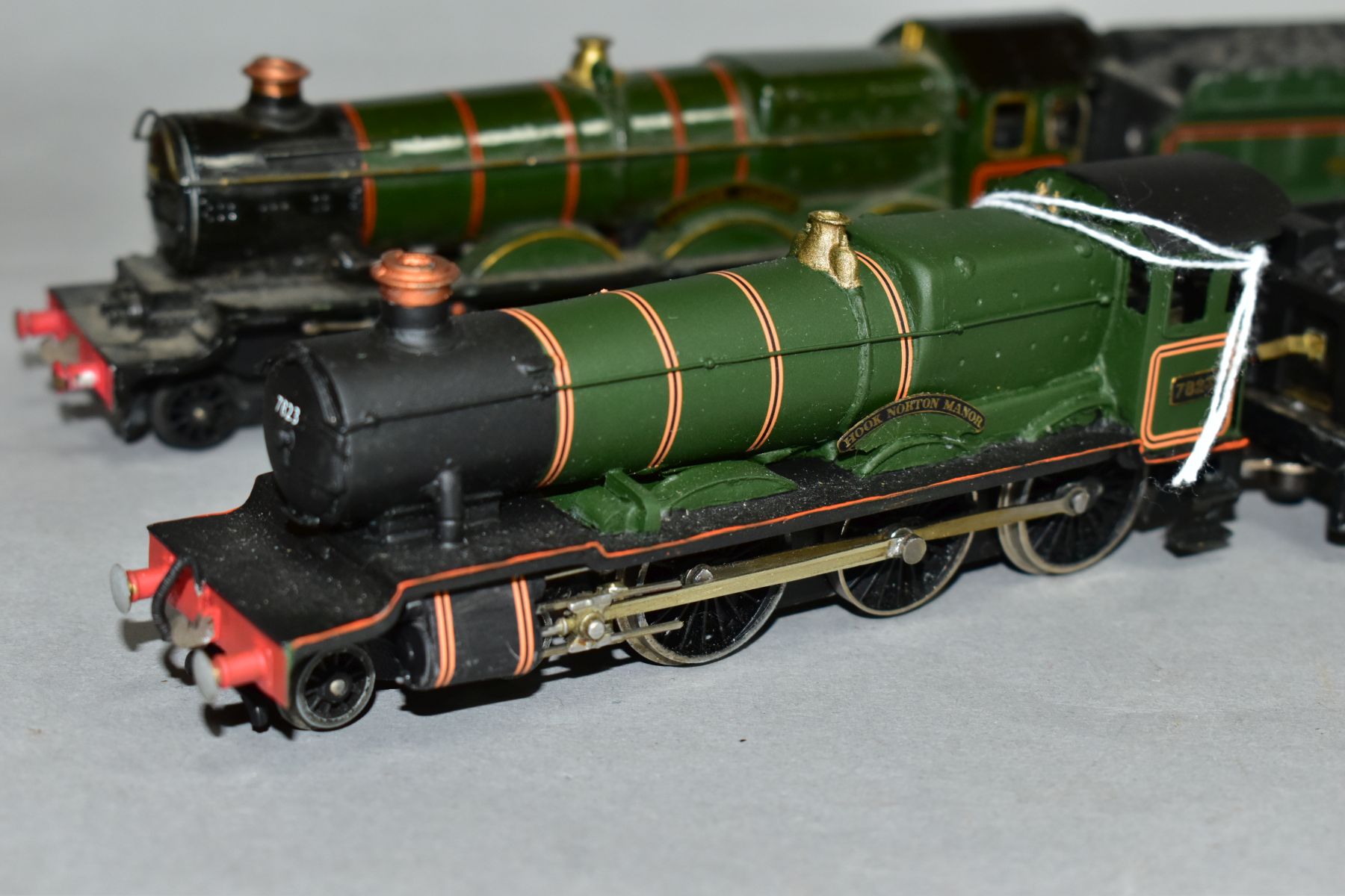 AN UNBOXED HORNBY DUBLO CASTLE CLASS LOCOMOTIVE 'Ludlow Castle' No. 5002 (3221), with a kit built - Image 2 of 5