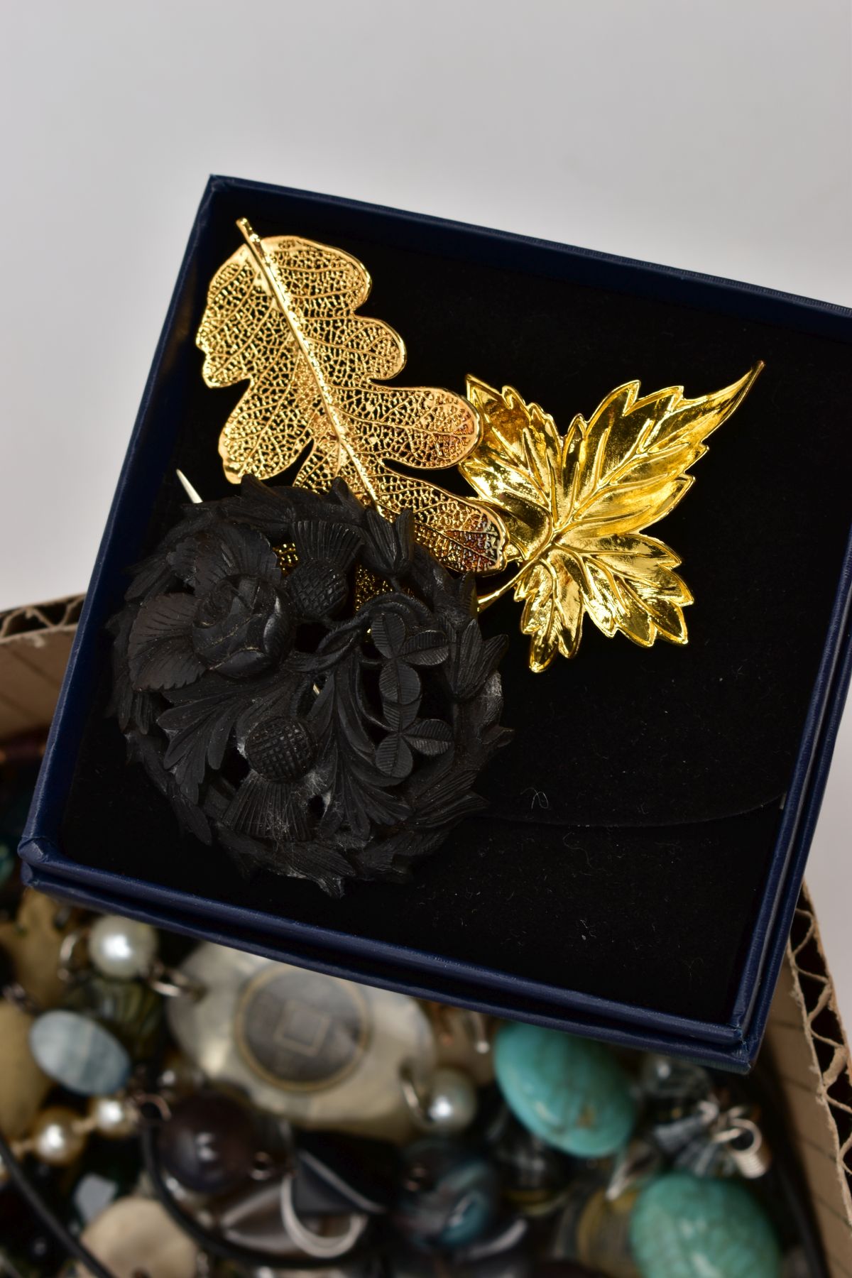 A BOX OF ASSORTED COSTUME JEWELLERY AND ITEMS, to include a boxed 'Sarah Coventry' yellow metal - Image 3 of 7