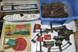 A QUANTITY OF UNBOXED AND ASSORTED HORNBY 0 GAUGE MODEL RAILWAY ITEMS, to include M1 clockwork