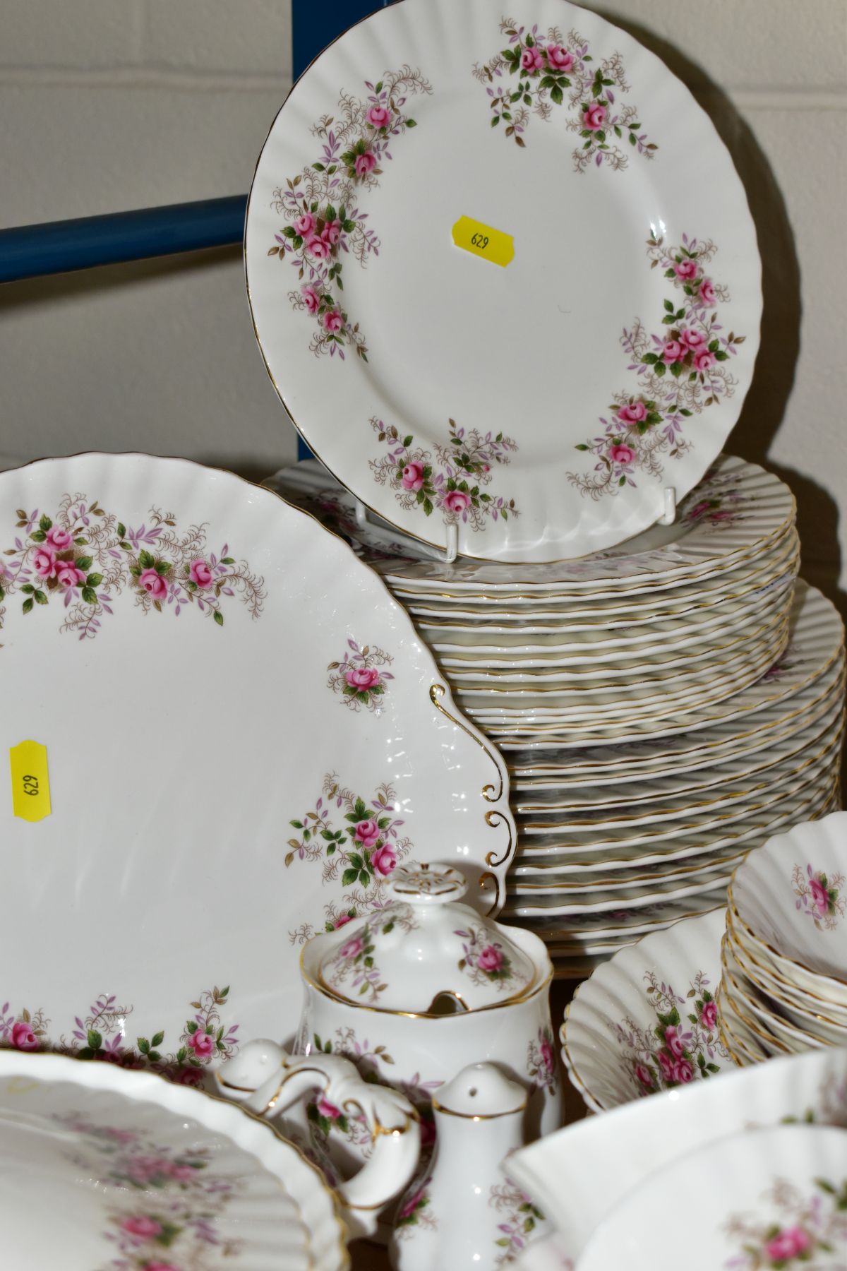 ROYAL ALBERT 'LAVENDER ROSE' PATTERN DINNER, TEA AND COFFEE SERVICE, oval platter (seconds), twin - Image 7 of 14