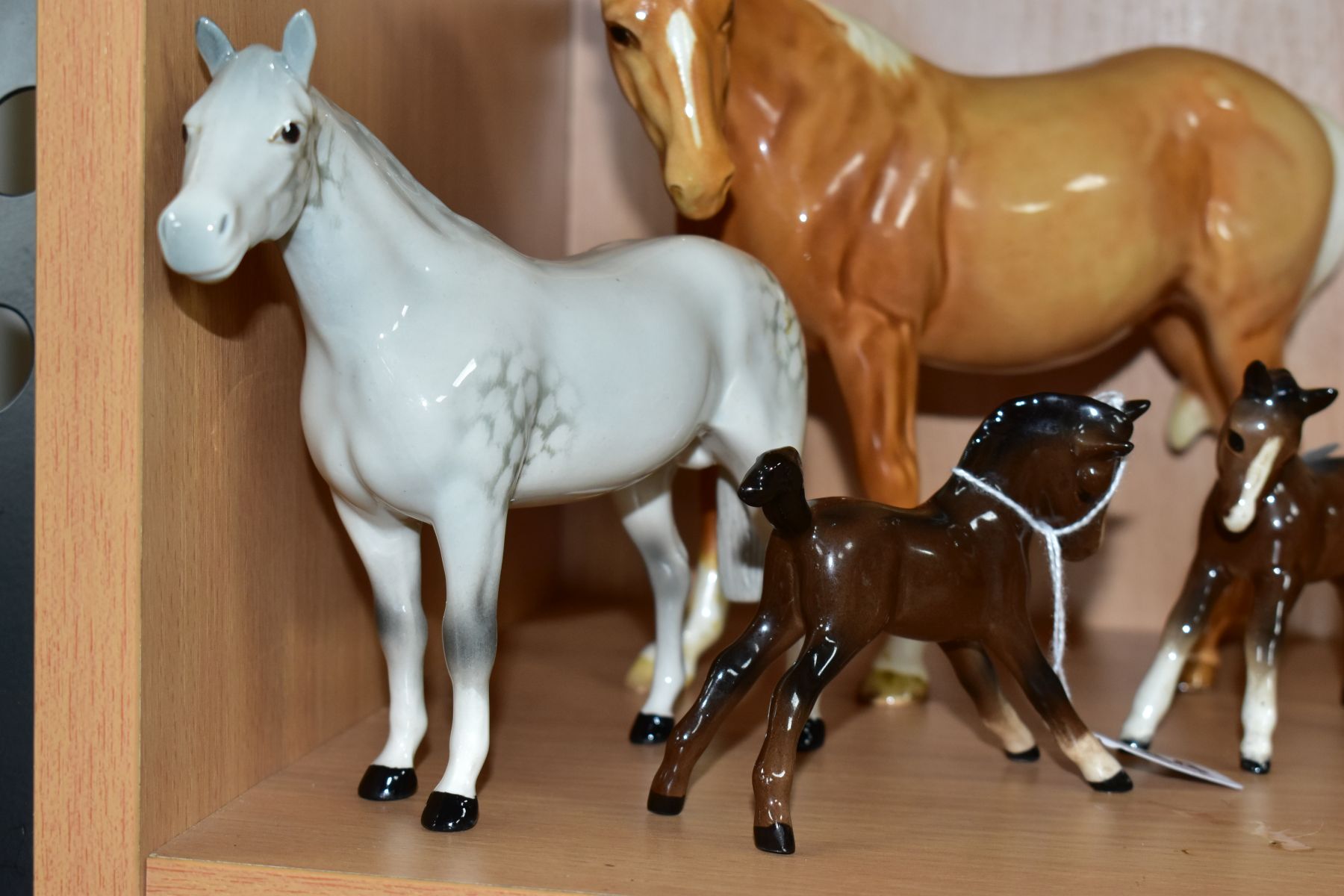 FOUR BESWICK HORSES/FOALS comprising Foal No 815, brown gloss Mare (facing left) No 976, Palomino - Image 2 of 4