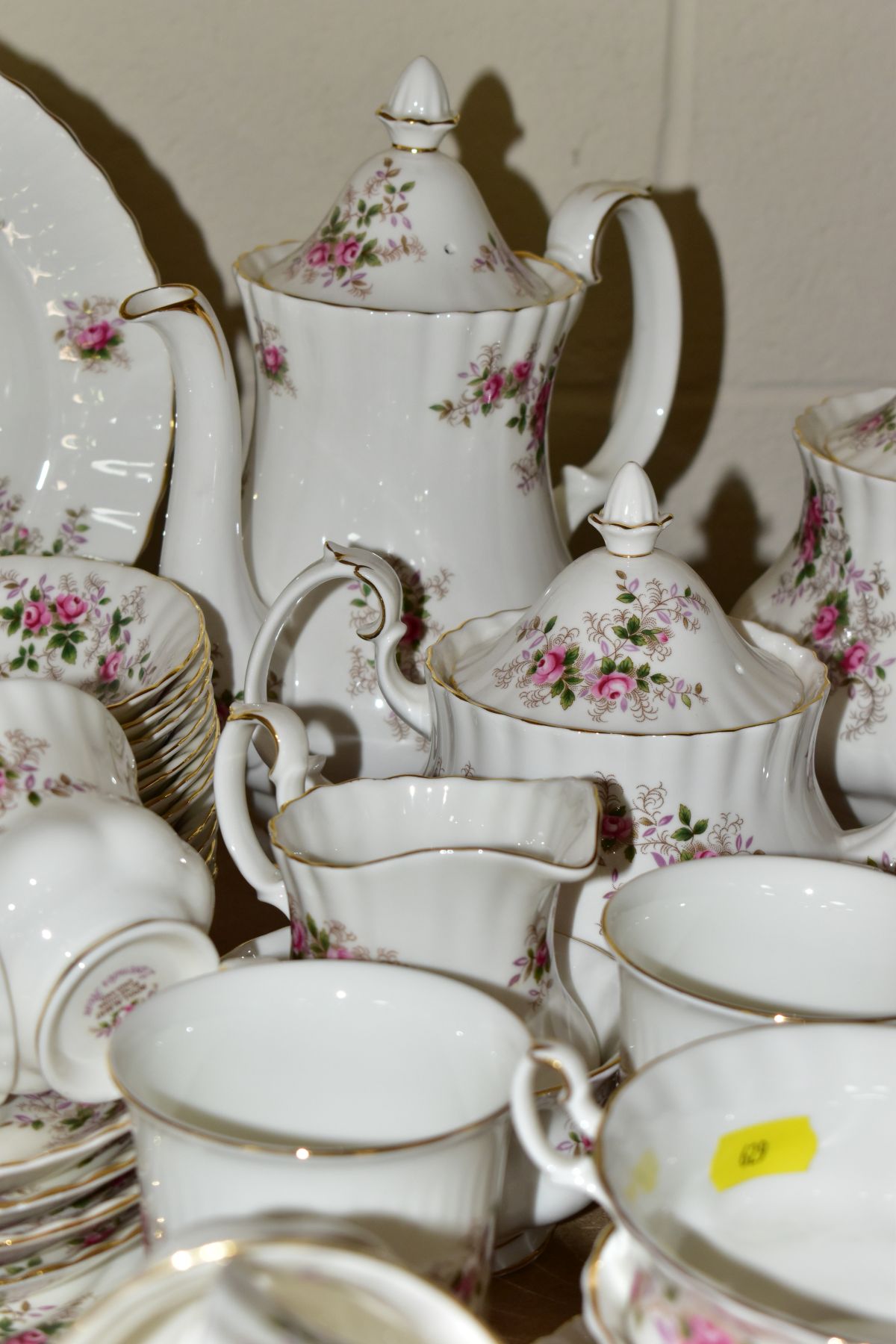 ROYAL ALBERT 'LAVENDER ROSE' PATTERN DINNER, TEA AND COFFEE SERVICE, oval platter (seconds), twin - Image 9 of 14