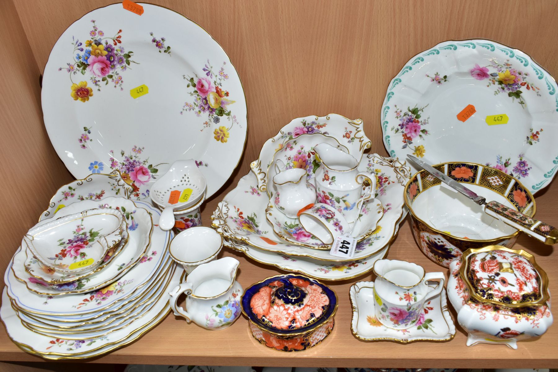 A QUANTITY OF ROYAL CROWN DERBY 'DERBY POSIES' AND ASSORTED IMARI PATTERNS, all four Imari pieces