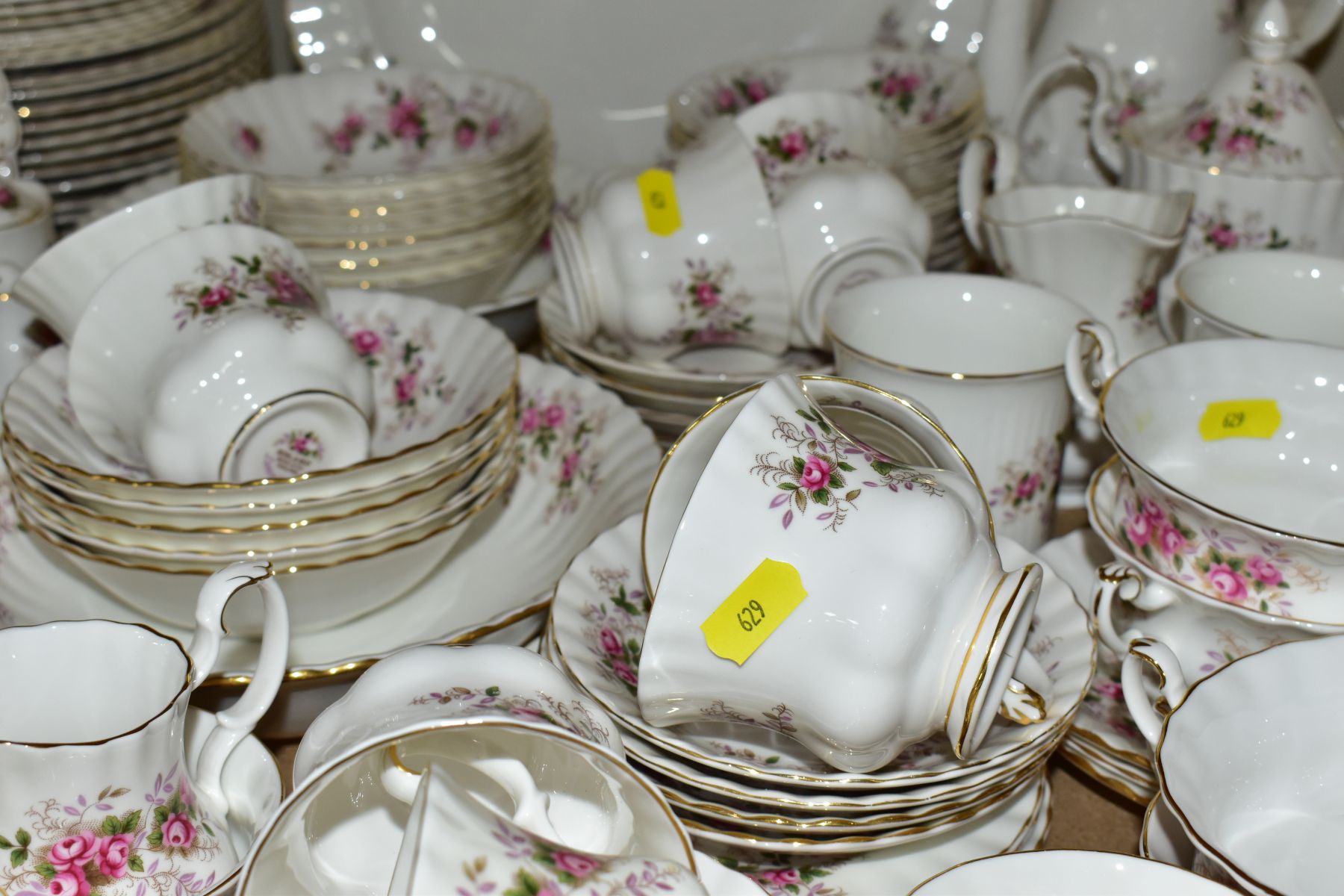 ROYAL ALBERT 'LAVENDER ROSE' PATTERN DINNER, TEA AND COFFEE SERVICE, oval platter (seconds), twin - Image 12 of 14