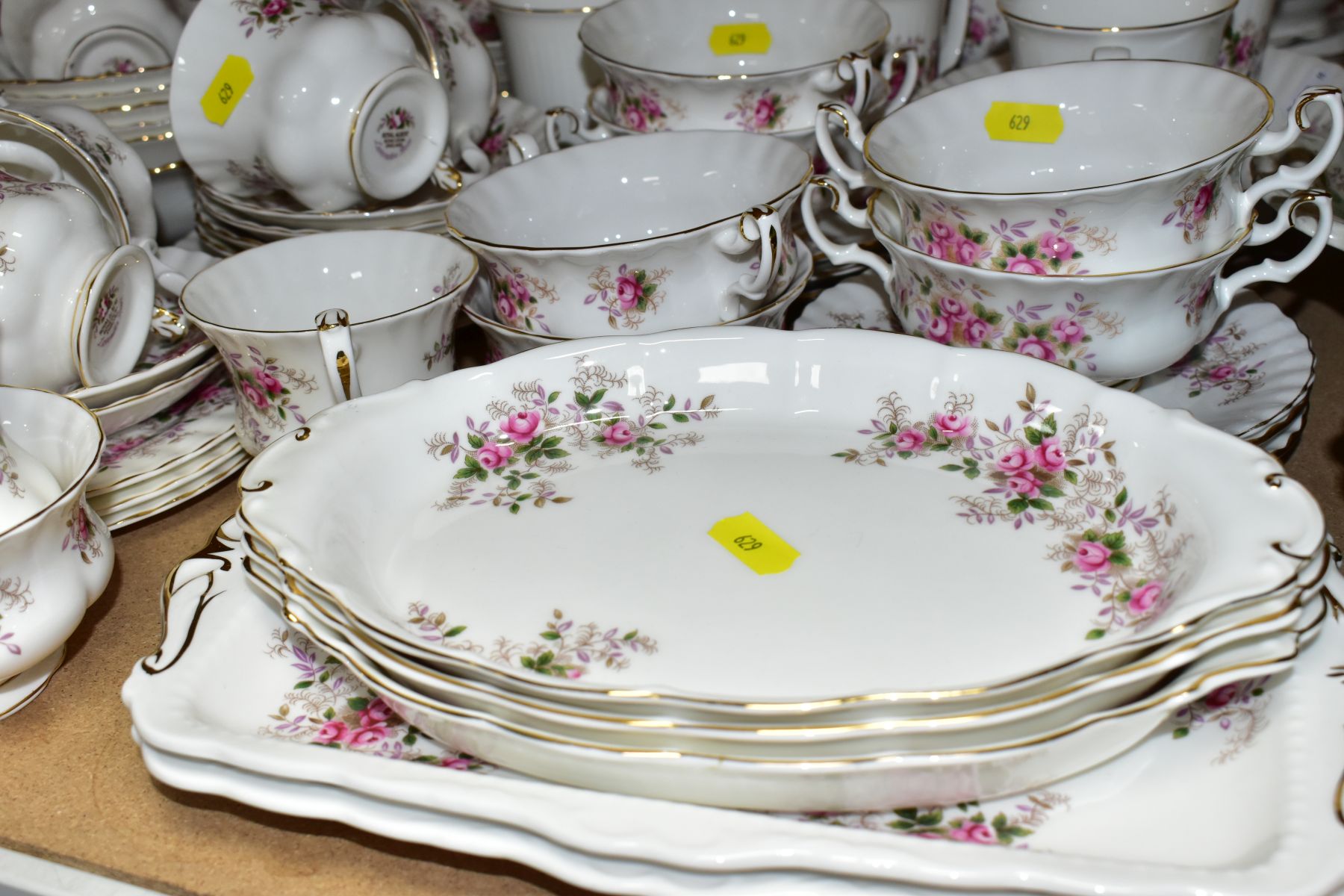 ROYAL ALBERT 'LAVENDER ROSE' PATTERN DINNER, TEA AND COFFEE SERVICE, oval platter (seconds), twin - Image 3 of 14