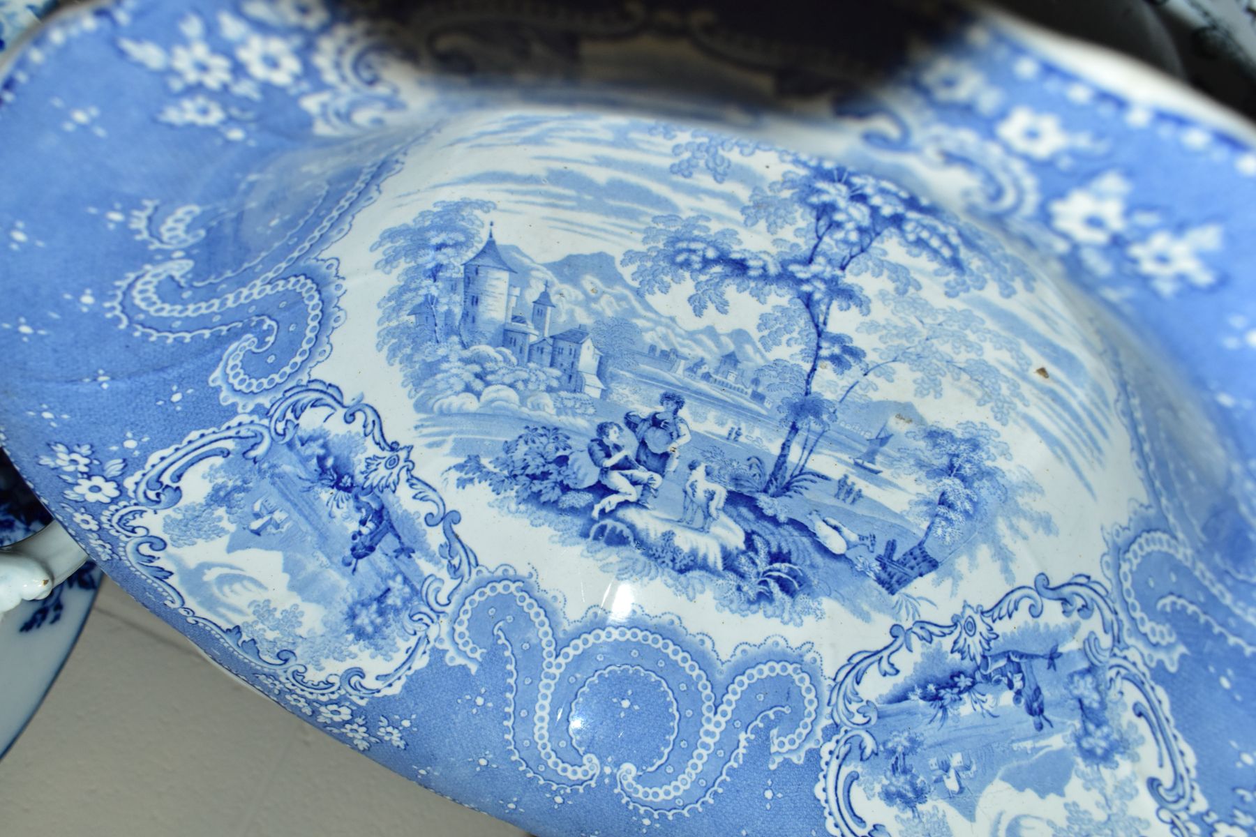 A GROUP OF 19TH AND 20TH CENTURY BLUE AND WHITE TRANSFER PRINTED POTTERY, to include an unmarked - Image 13 of 17