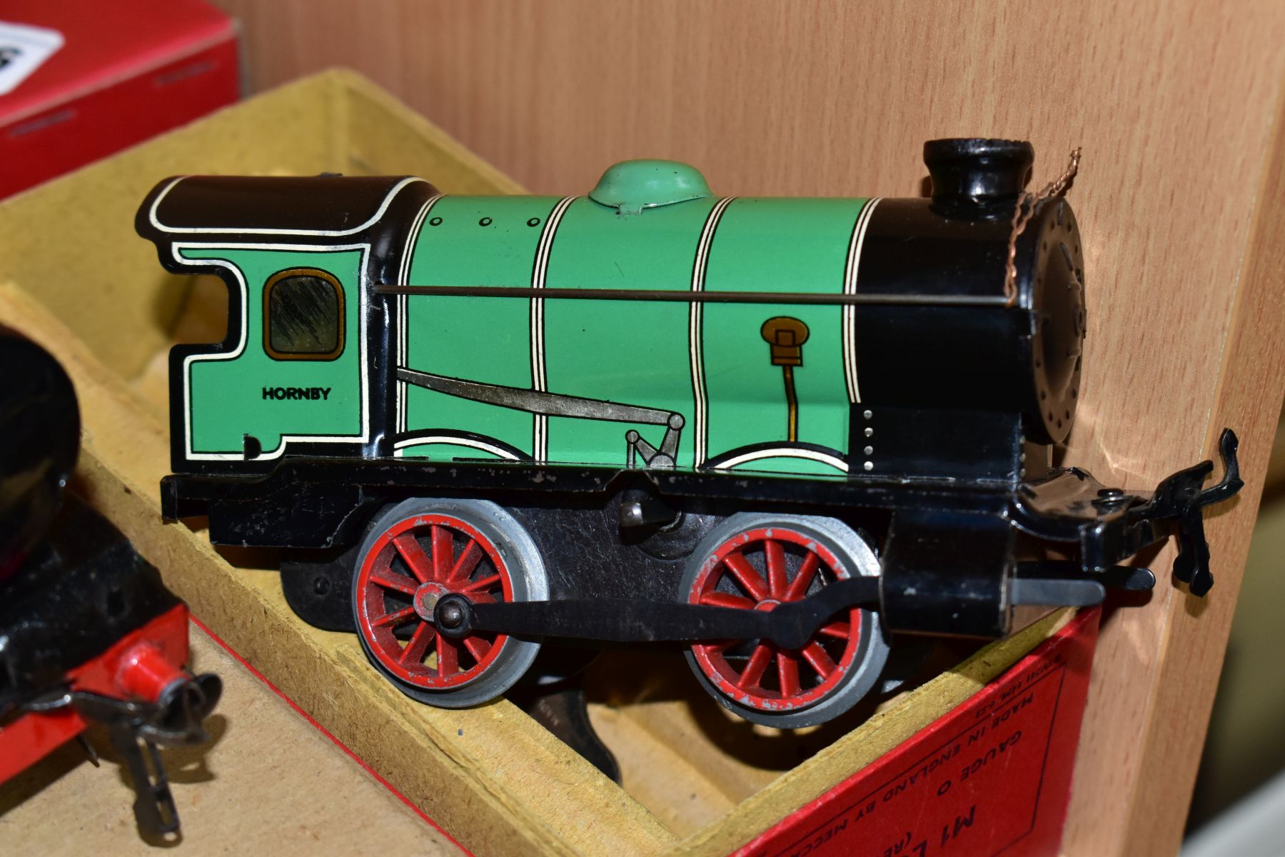 A BOXED HORNBY 0 GAUGE No 101 CLOCKWORK TANK LOCOMOTIVE, No 460, L.N.E.R green livery, playworn - Image 3 of 5