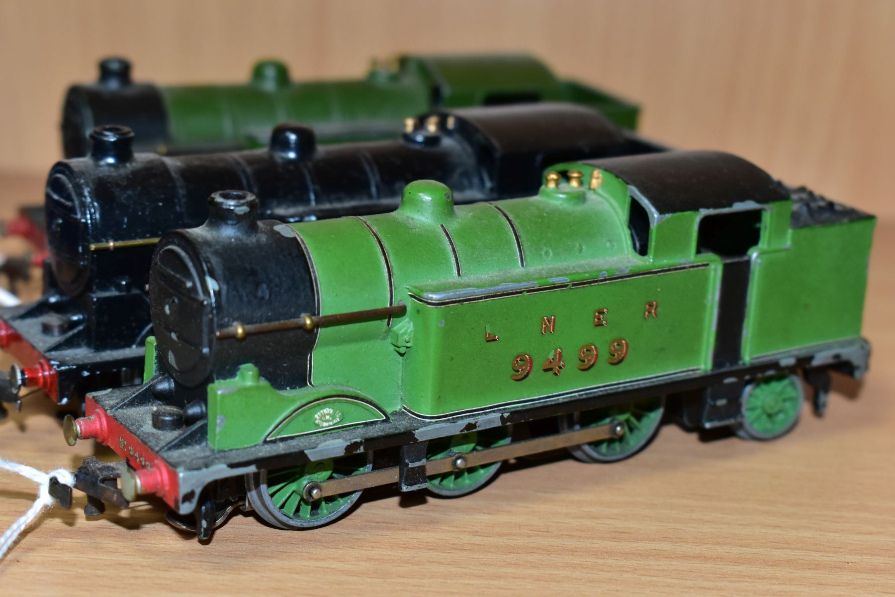 THREE UNBOXED HORNBY DUBLO CLASS N2 TANK LOCOMOTIVES, No. 2691, L.N.E.R black livery, No. 9499 (with - Image 3 of 4