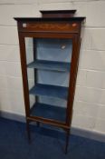 AN EDWARDIAN MAHOGANY, MARQUETRY AND STRUNG INLAID SINGLE DOOR DISPLAY CABINET, with a raised