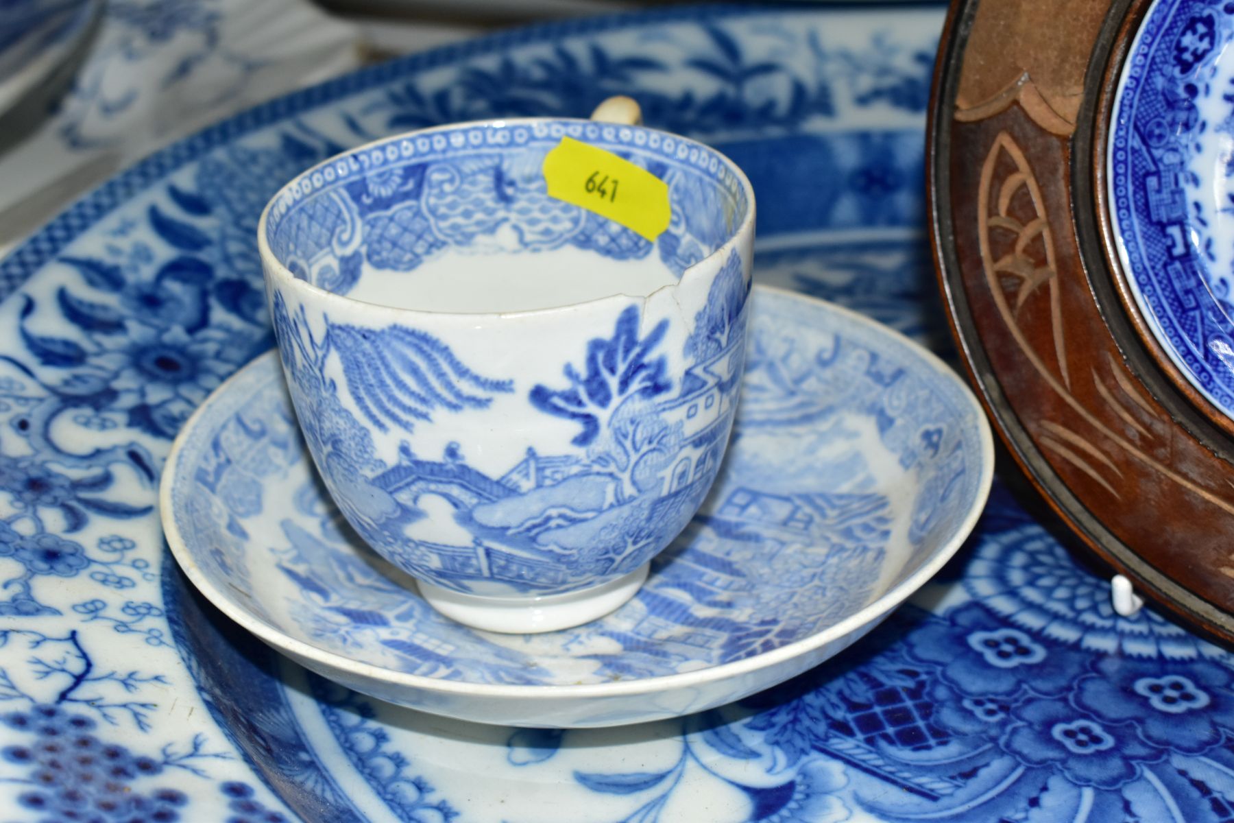 A GROUP OF 19TH AND 20TH CENTURY BLUE AND WHITE TRANSFER PRINTED POTTERY, to include an unmarked - Image 16 of 17