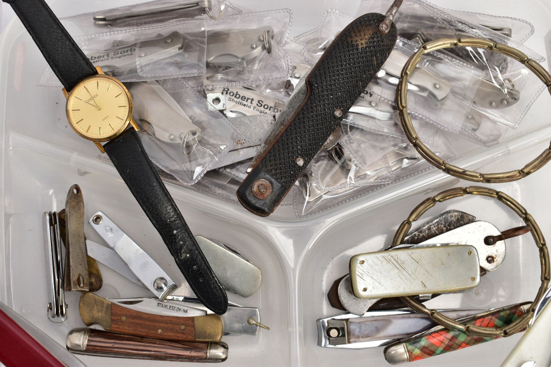 A BOX OF ASSORTED POCJKET AND FRUIT KNIVES, TWO WHITE METAL SHIRT SLEEVE BANDS AND A GENT'S - Image 2 of 2