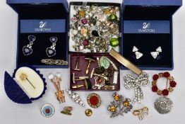 A TRAY OF ASSORTED ITEMS, to include a silver ingot pendant hallmarked London 1977, a silver charm