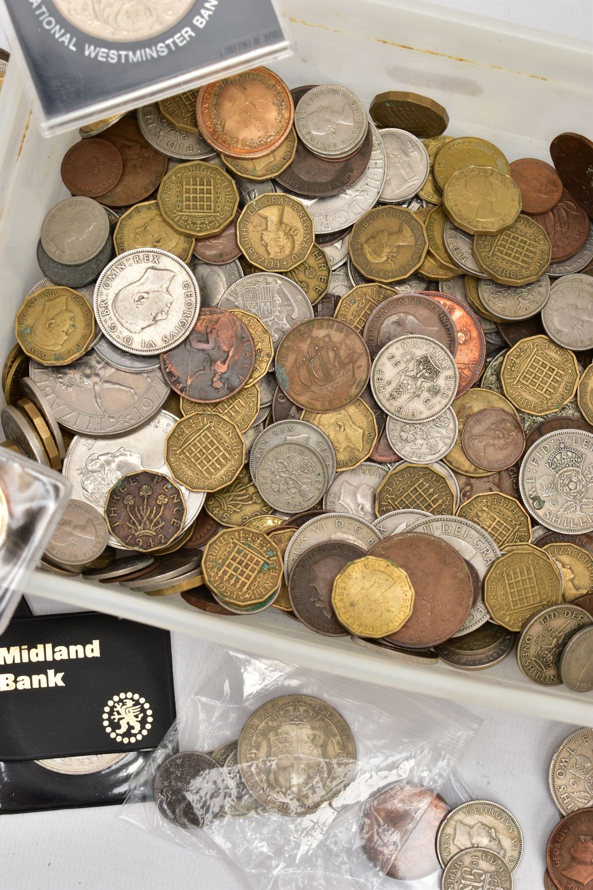 A PLASTIC TUB OF WORLD COINS to include some silver, a packet of coins of Italy with repro's etc - Image 3 of 3