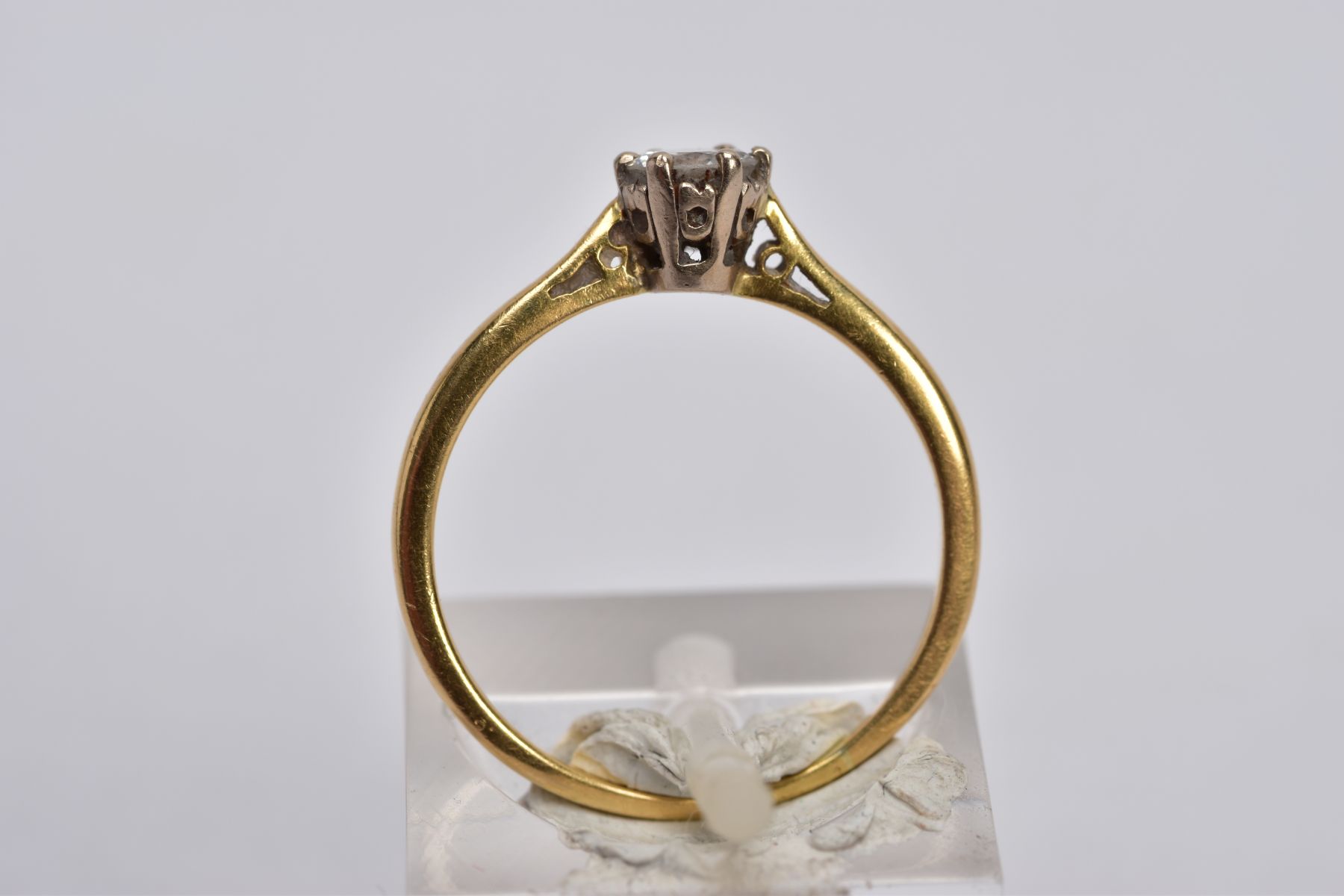 A YELLOW METAL SINGLE STONE DIAMOND RING, designed with a claw set, round brilliant cut diamond, - Image 3 of 3