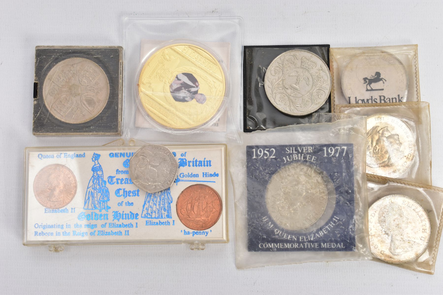 A SMALL AMOUNT OF COMMEMORATIVES to include a large gilded Queen Elizabeth Great British sovereigns