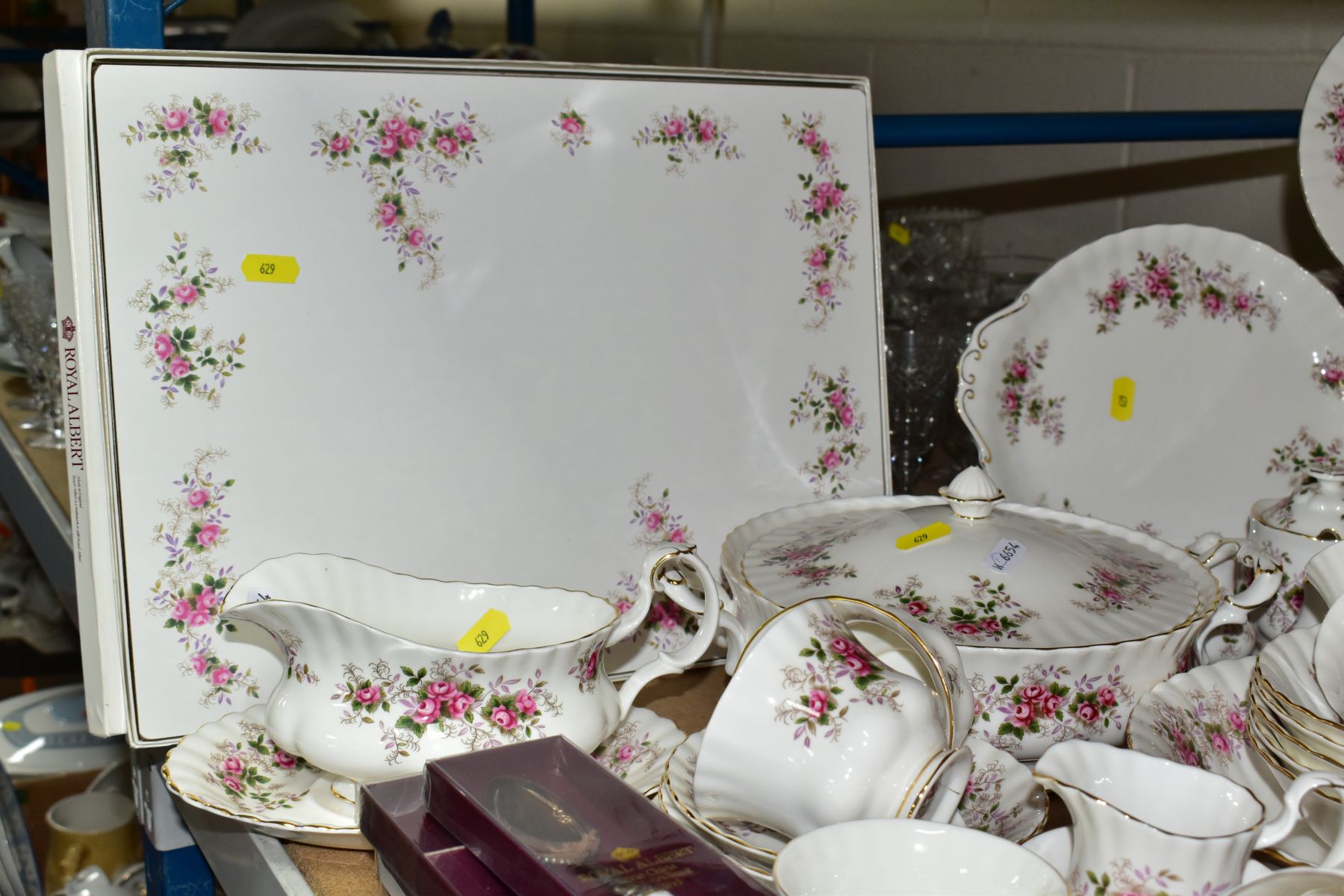 ROYAL ALBERT 'LAVENDER ROSE' PATTERN DINNER, TEA AND COFFEE SERVICE, oval platter (seconds), twin - Image 5 of 14