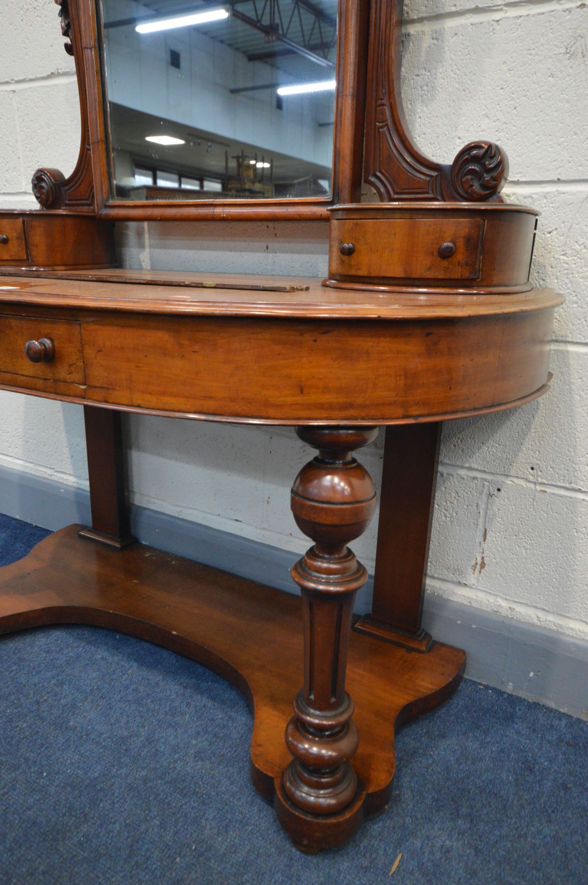 A VICTORIAN WALNUT DUTCHESS DRESSING TABLE, with a single mirror and drawers, width 120cm x depth - Image 2 of 2